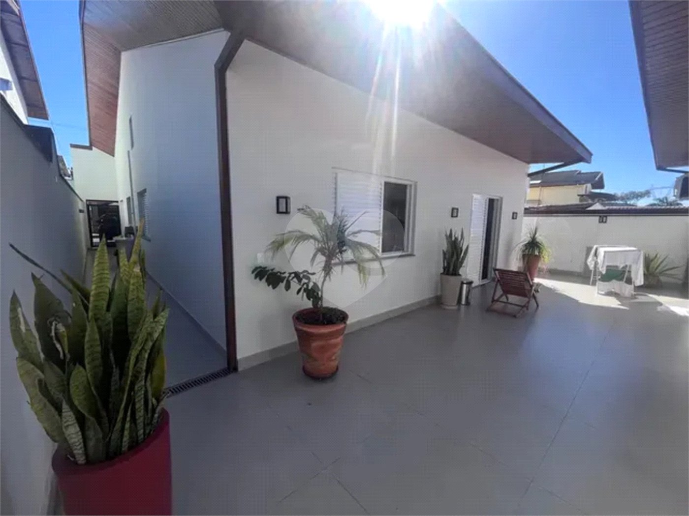 Casa à venda com 5 quartos, sendo 1 suíte, no condomínio Portal da Serra, São José dos Campos - SP