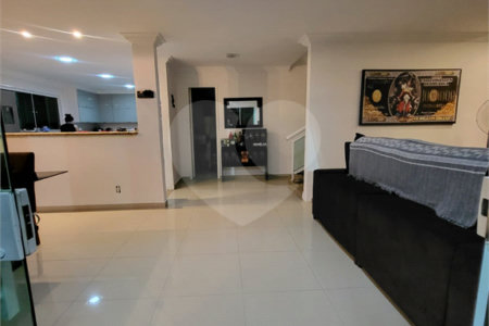 Casa à venda com 4 quartos, sendo 3 suítes, no condomínio Residencial Nelson Pinto, Rio de Janeiro - RJ