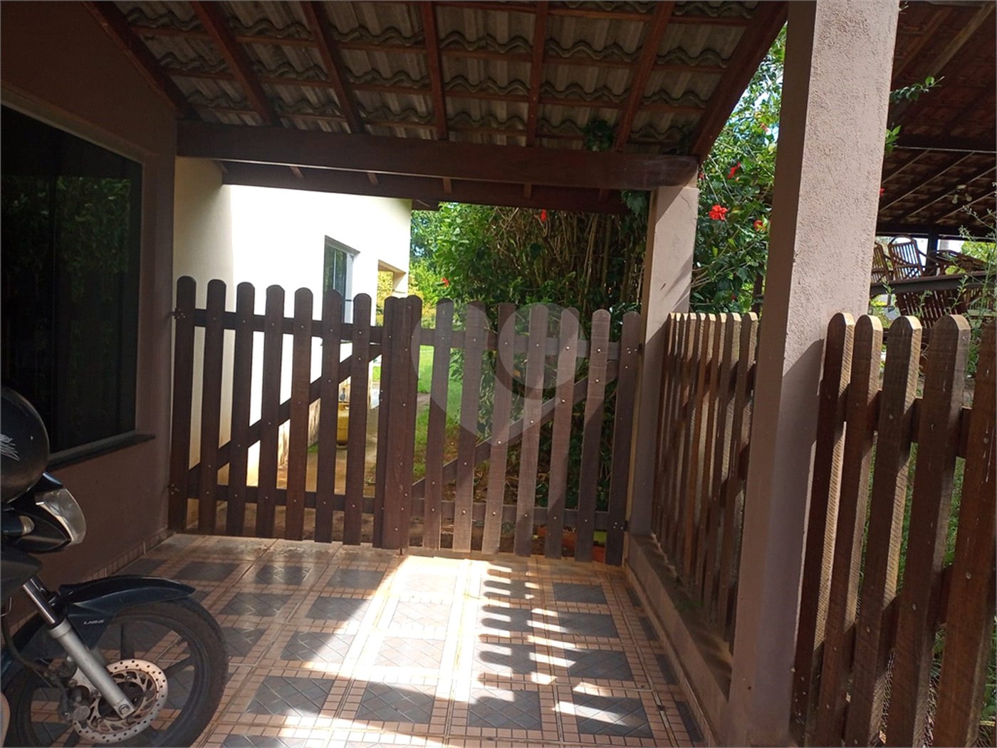 Casa à venda com 4 quartos, sendo 1 suíte,  no condomínio Village da Serra, Araçoiaba da Serra - SP