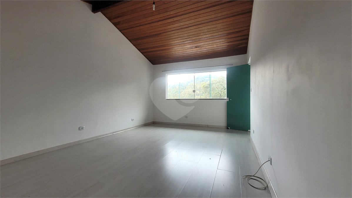 Casa à venda com 4 quartos, sendo 1 suíte, no condomínio Parque Suiça, Caieiras - SP