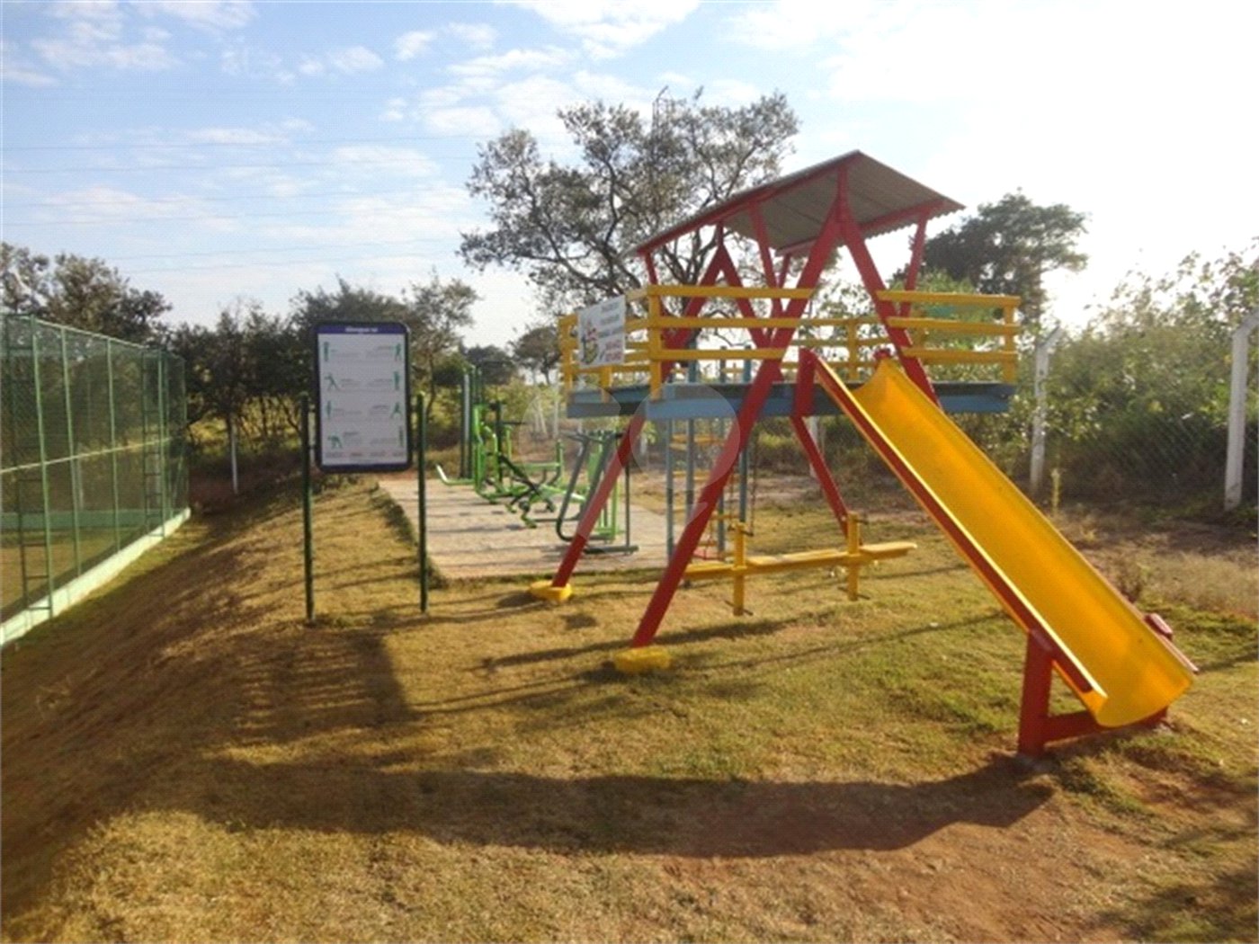 Terreno à venda com 1 suíte no condomínio Bosque dos Cambarás, Valinhos - SP