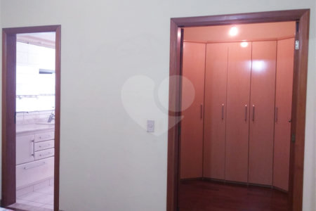Casa à venda com 4 quartos, sendo 3 suítes, no condomínio Arujá 5, Arujá - SP