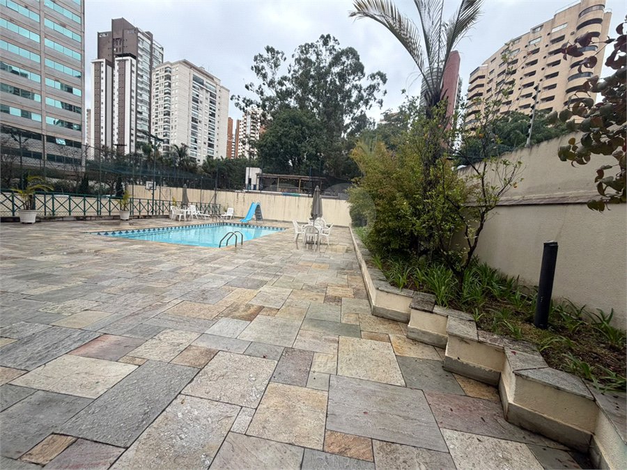 Apartamento à venda com 3 suítes em Vila Suzana, São Paulo, SP