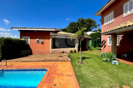 Casa à venda com 5 quartos, sendo 3 suítes, no condomínio Santa Teresa 1, Vinhedo - SP