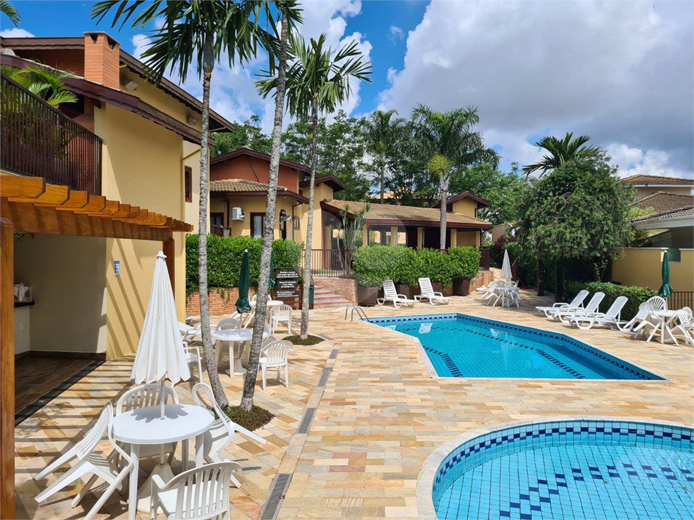 Casa à venda com 4 quartos, sendo 2 suítes, no condomínio Residencial Grape Village, Vinhedo - SP