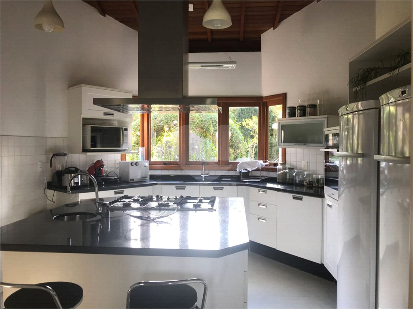 Casa à venda com 4 quartos, sendo 3 suítes, no condomínio Alpes da Cantareira, Mairiporã - SP