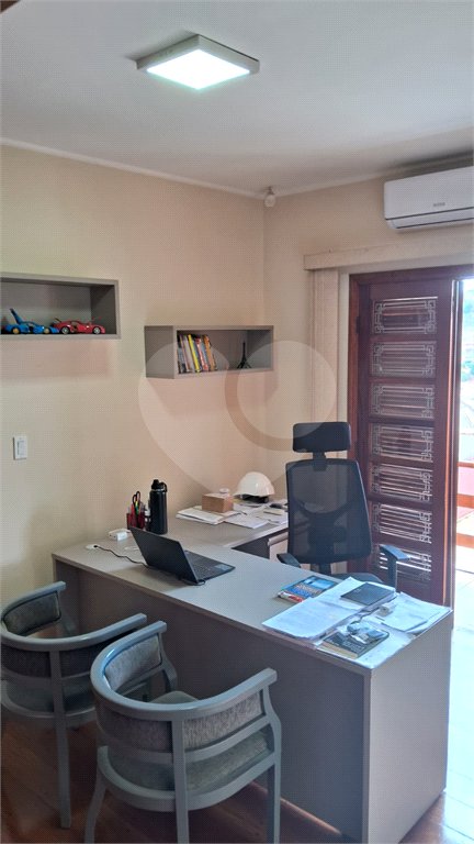 Sobrado à venda com 4 quartos, sendo 2 suítes, em Jardim Quisisana, Poços de Caldas, MG