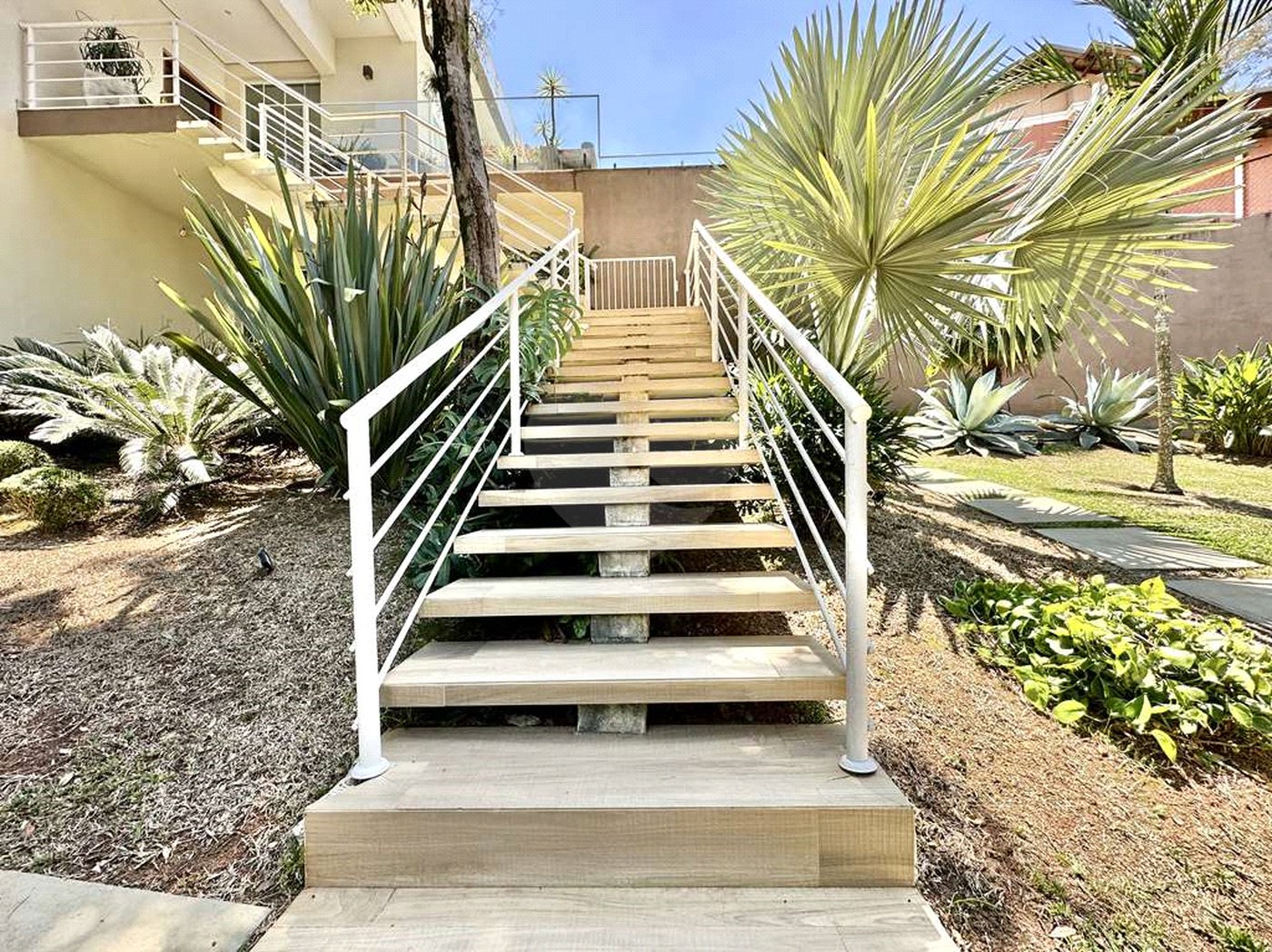 Casa à venda com 4 quartos, sendo 3 suítes, no condomínio Vilarejo, Carapicuíba - SP