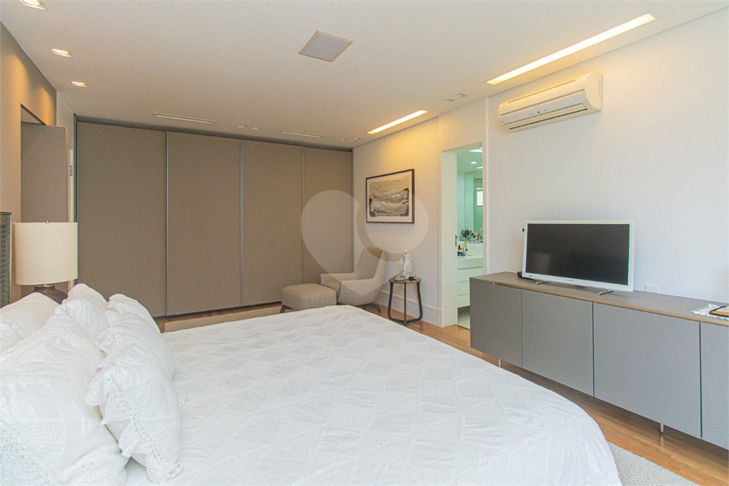 Apartamento à venda com 3 quartos, sendo 2 suítes, em Vila Nova Conceição, São Paulo, SP