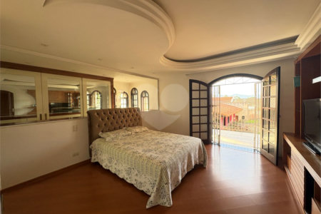 Casa à venda com 4 quartos, sendo 2 suítes,  em Vila Oliveira, Mogi das Cruzes, SP