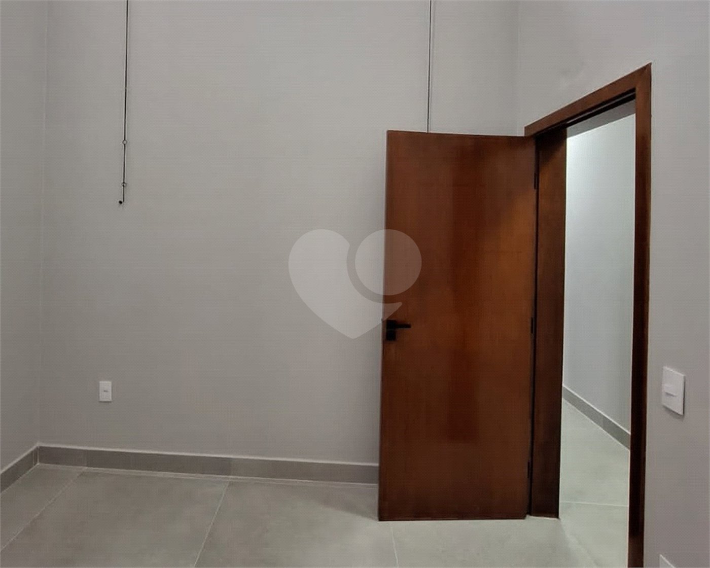 Casa à venda com 3 quartos, sendo 1 suíte,  no condomínio Helena Maria, Sorocaba - SP