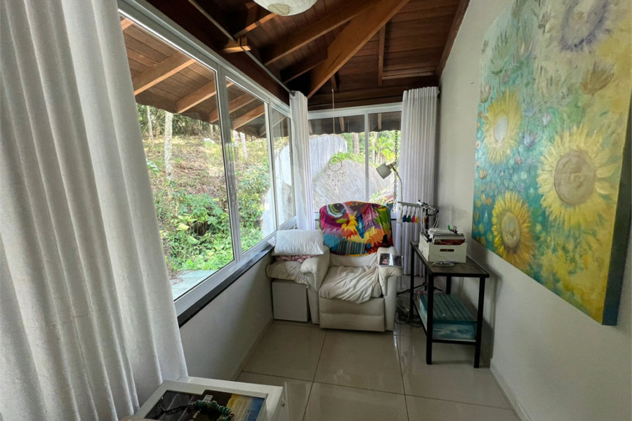 Casa à venda com 6 quartos, sendo 5 suítes, no condomínio Alpes da Cantareira, Mairiporã - SP
