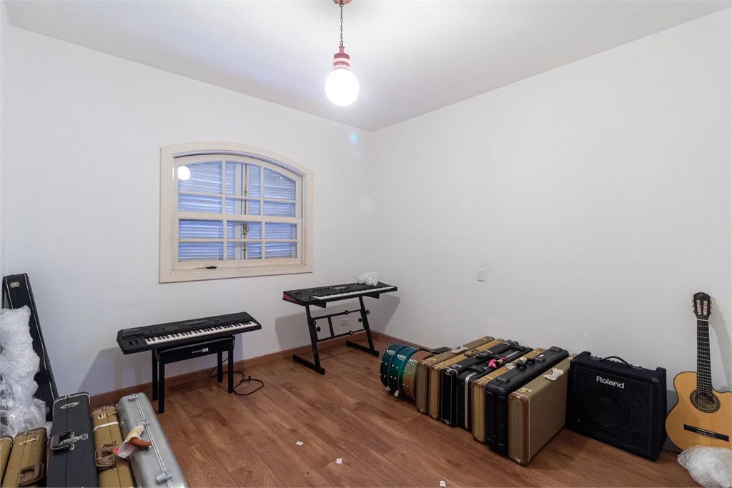 Casa à venda com 4 quartos, sendo 2 suítes, no condomínio Vila das Flores, São Paulo - SP