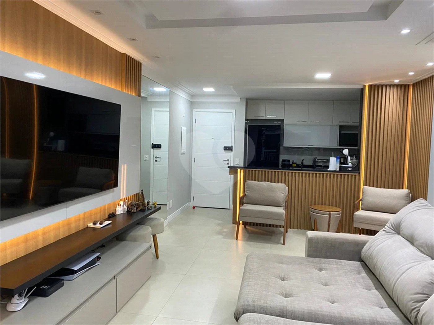 Apartamento à venda com 2 quartos, sendo 1 suíte,  em Vila Leonor, São Paulo, SP