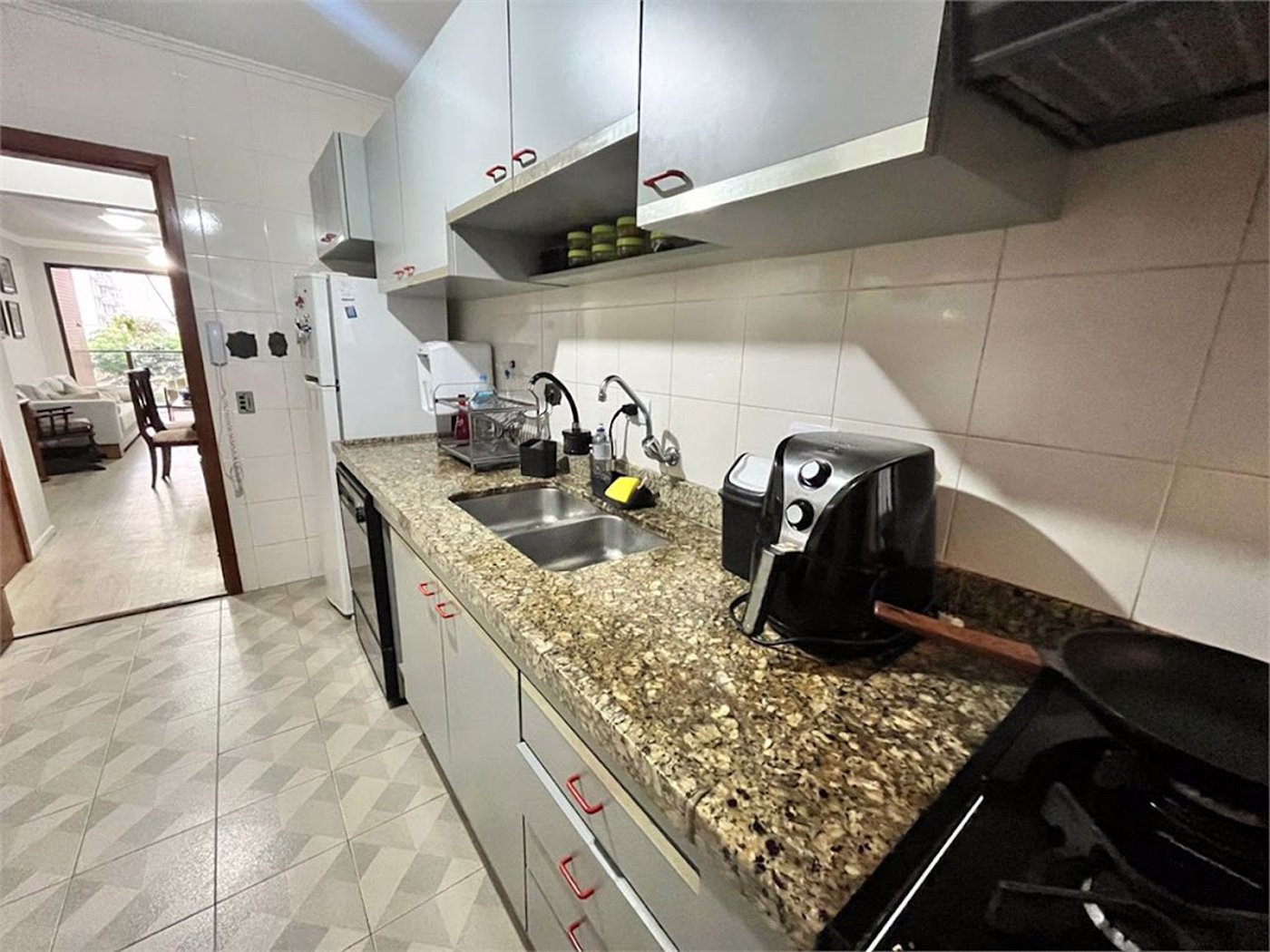 Apartamento com 2 Quartos e 2 Vagas à Venda em Pitangueiras – Guarujá/SP