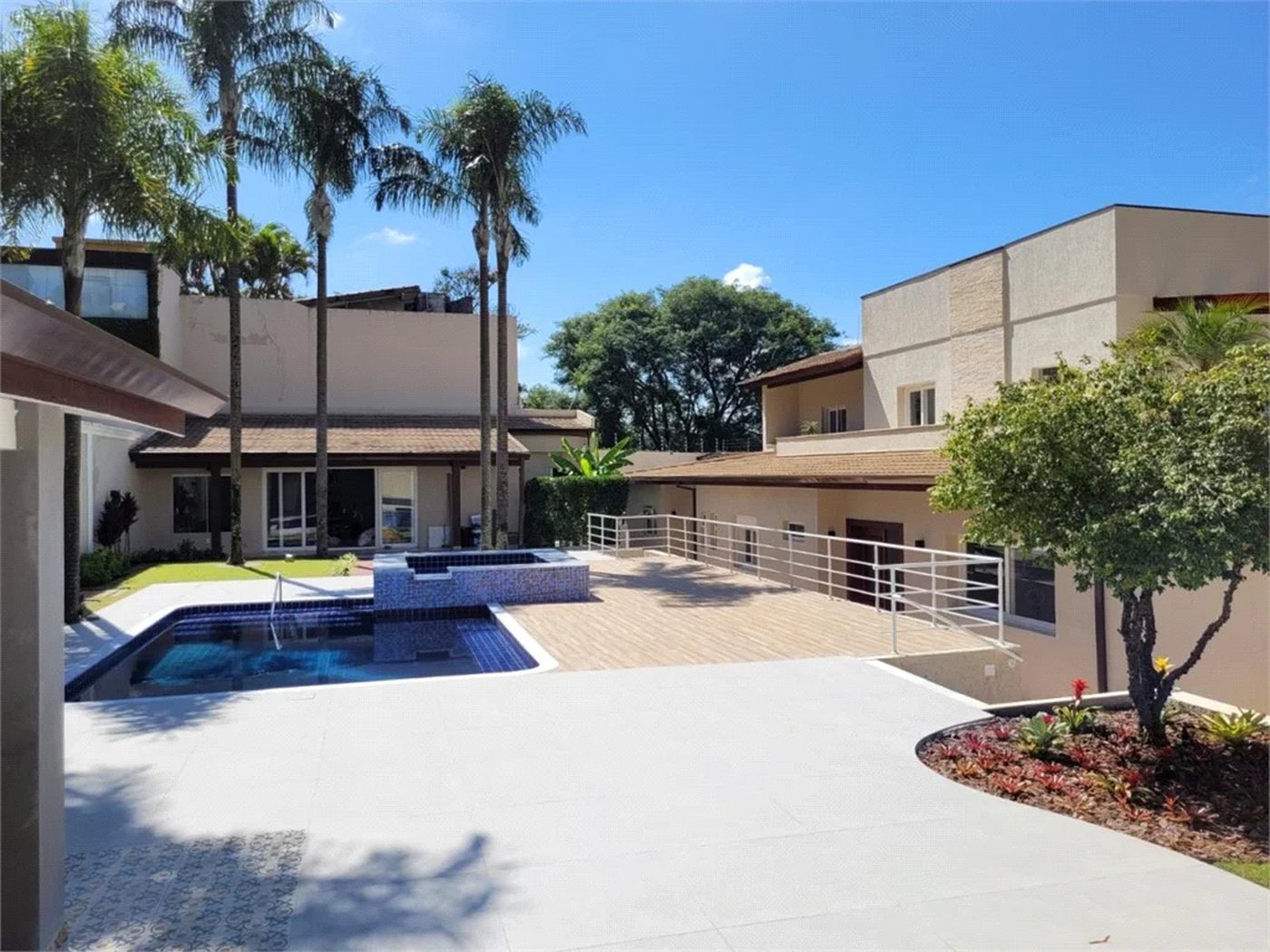 Casa à venda com 5 suítes em Paraisópolis, São Paulo, SP