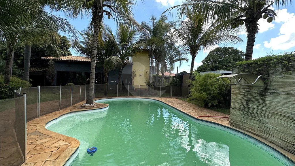 Casa em Condomínio Fechado com 4 suítes e área de lazer completa.
