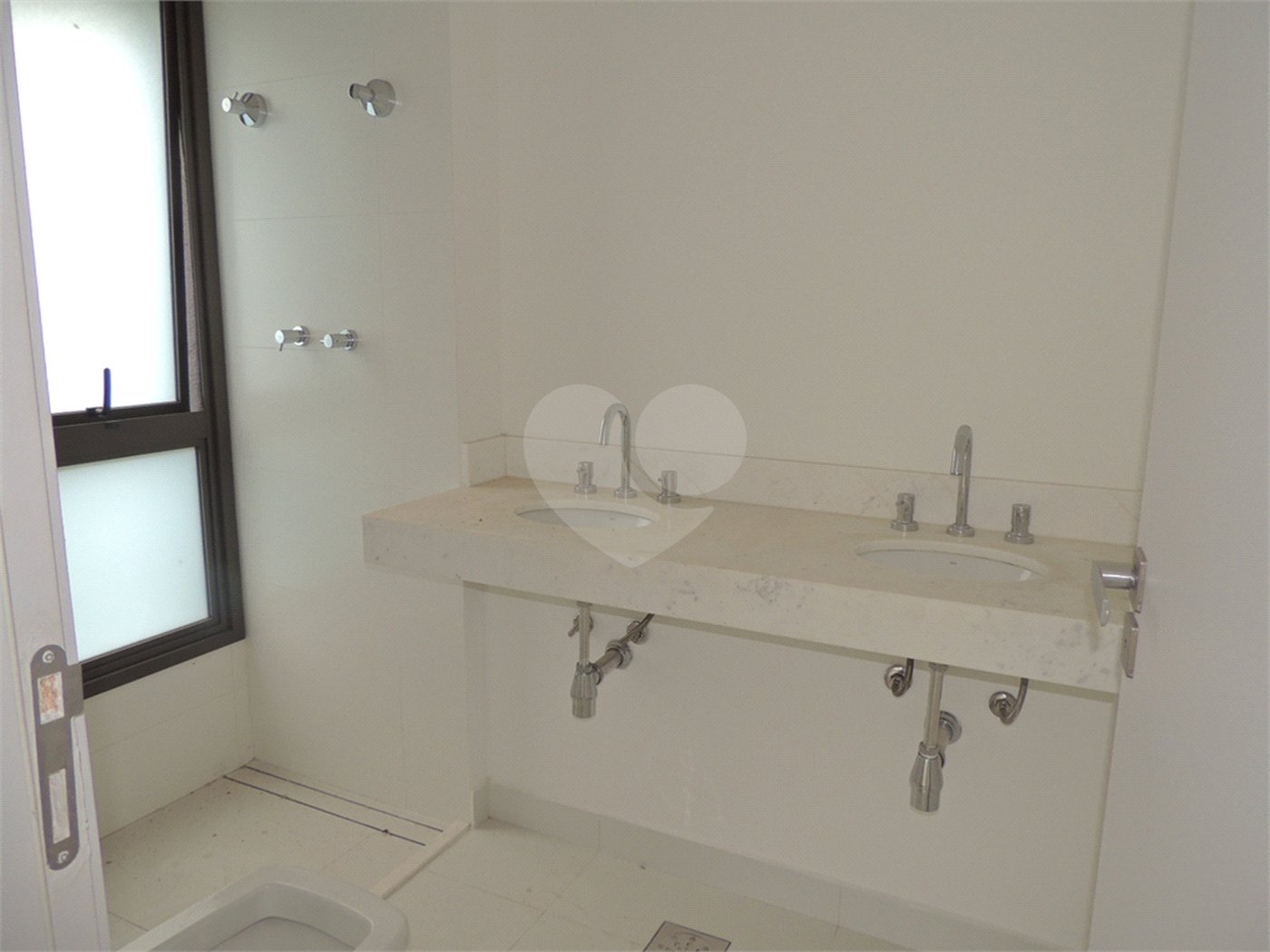 Casa à venda com 3 suítes no condomínio Jardim Flora, São Paulo - SP