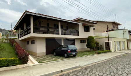 Casa à venda com 4 quartos, sendo 1 suíte, no Centro, Bom Jesus dos Perdões, SP