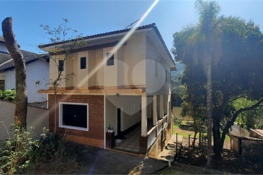 Casa à venda com 3 quartos, sendo 2 suítes, no condomínio Sausalito, Mairiporã - SP