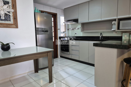 Casa à venda no Bairro Imperial – Atibaia | 2 dormitórios, suíte, 2 vagas e área gourmet