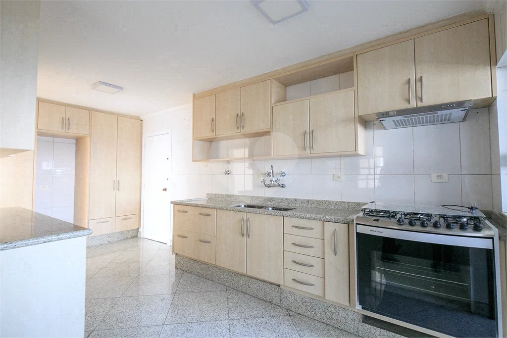 Apartamento locação Alto da Boa Vista próximo Jardim Marajoara.