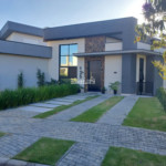 Casa à venda com 4 quartos, sendo 2 suítes,  no condomínio Figueira Garden, Atibaia - SP