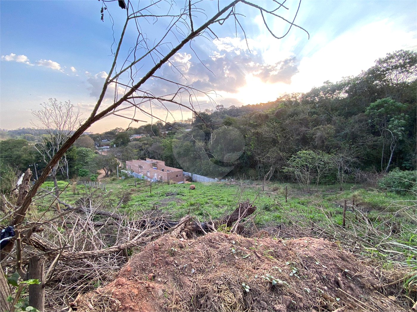 Terreno em Atibaia com 415 metros e pronto para construir no bairro Jardim Paulista, aceita financiamento