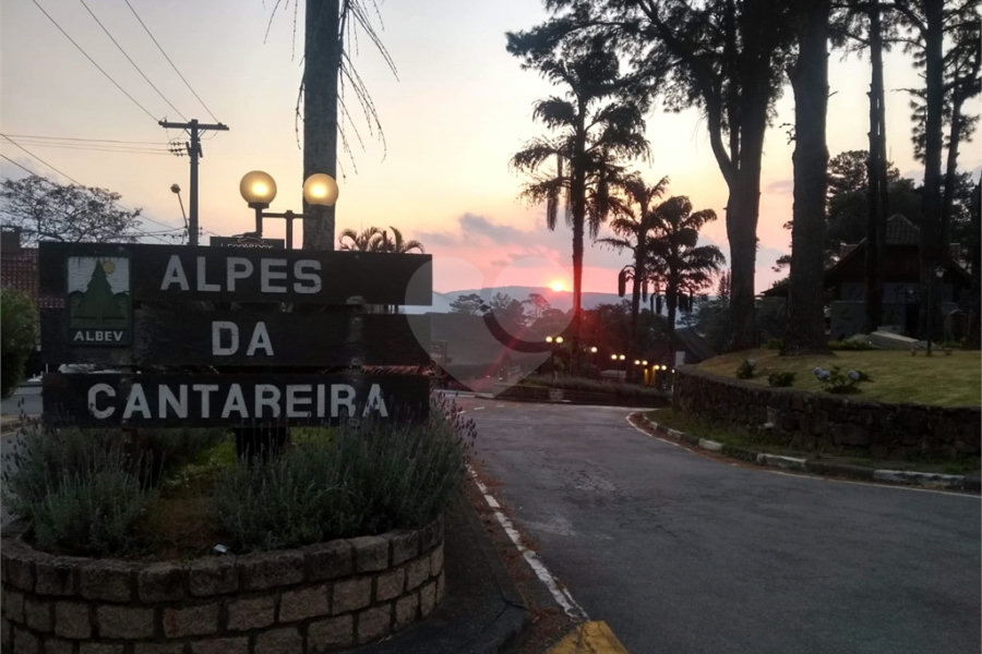 Casa à venda ou para alugar com 4 suítes no condomínio Alpes da Cantareira, Mairiporã - SP