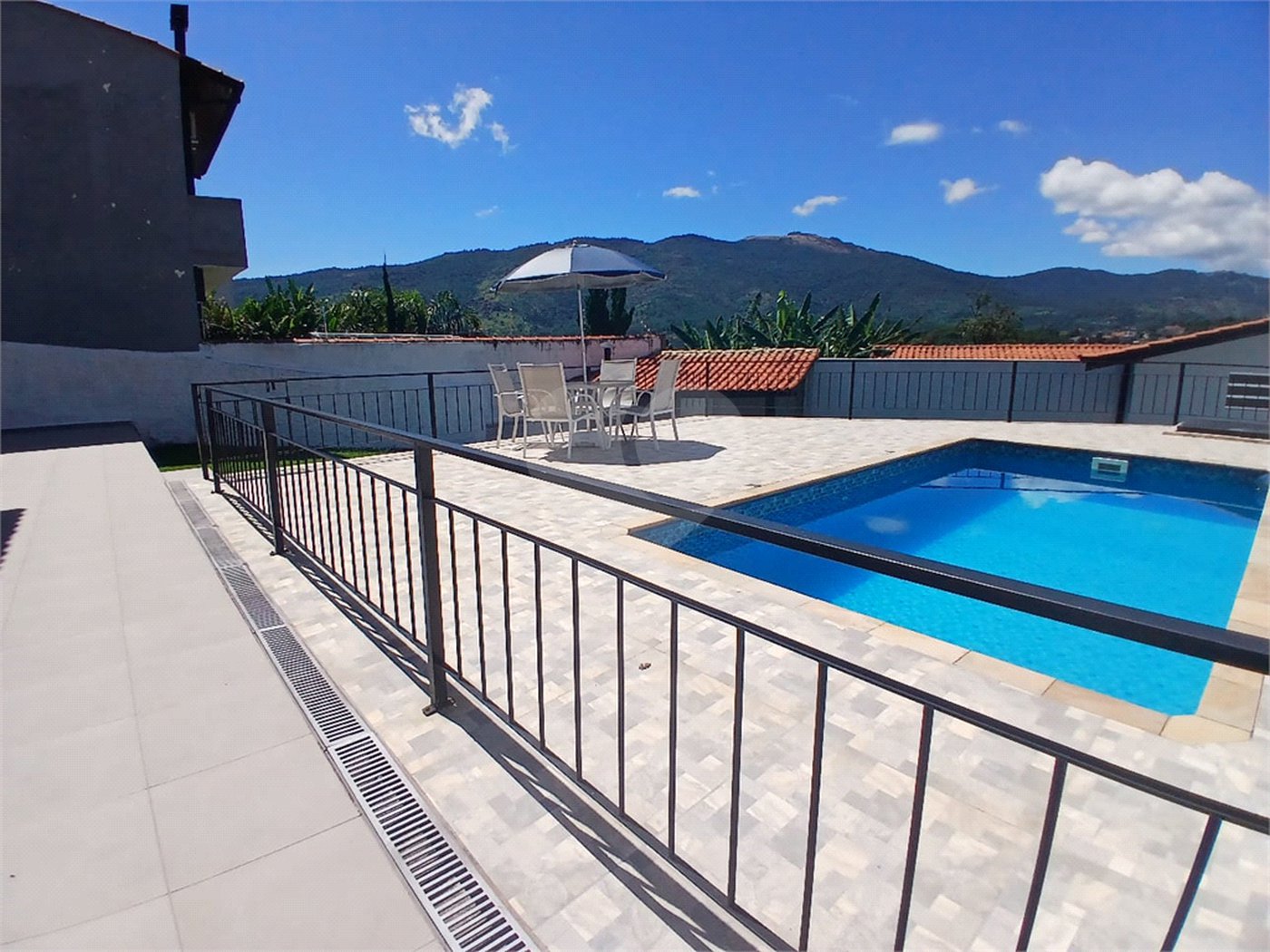 Casa à venda com 3 quartos, sendo 1 suíte,  em Recreio Maristela, Atibaia, SP
