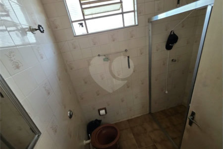 Casa térrea à venda com amplo quintal e grande potencial na Vila Nery