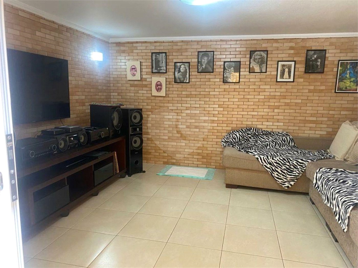 Sobrado à venda com 150 metros de área util e possui 3 dormitórios, sendo 1 suíte.