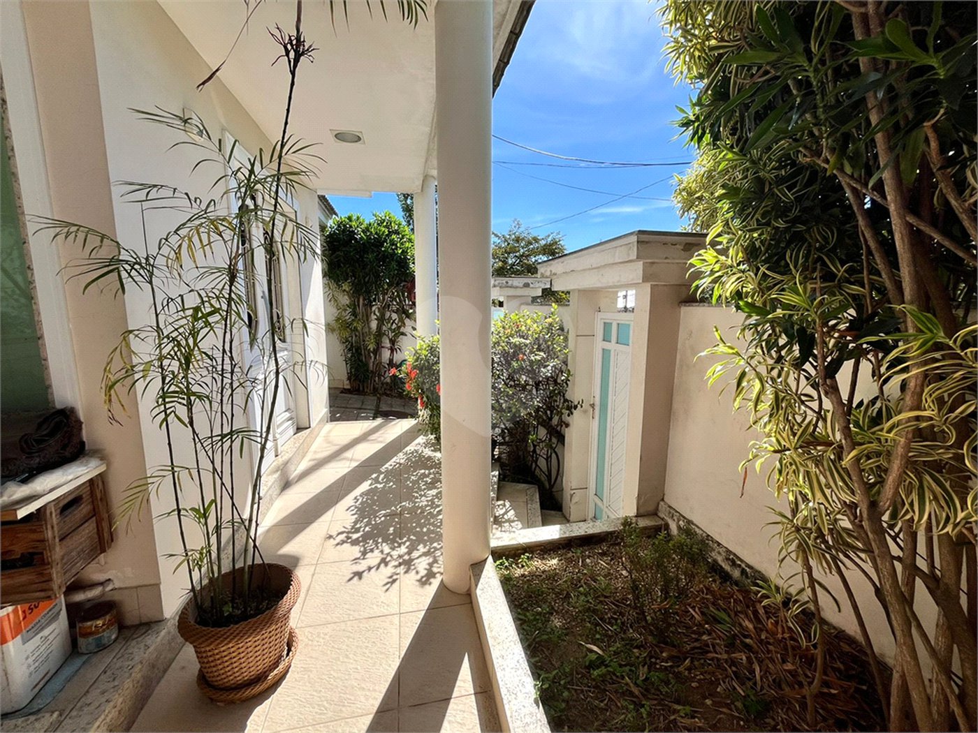 Casa à venda com 3 quartos, sendo 2 suítes, no condomínio Laura Serra, Rio de Janeiro - RJ