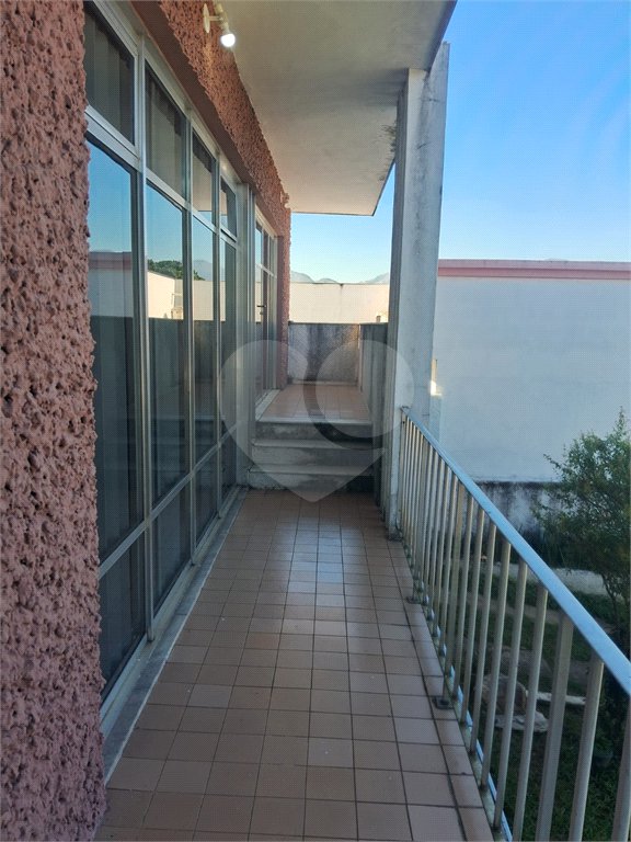 Casa à venda com 3 quartos, sendo 2 suítes, no condomínio Rio Bon, Rio de Janeiro - RJ
