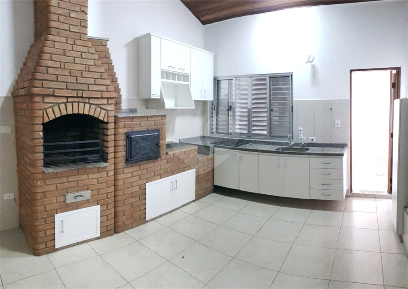 Sobrado à venda com 2 quartos, sendo 1 suíte, em Tremembé, São Paulo, SP