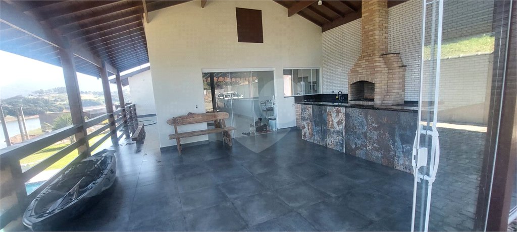 Casa à venda com 3 suítes no condomínio Riviera dos Pássaros, Joanópolis - SP