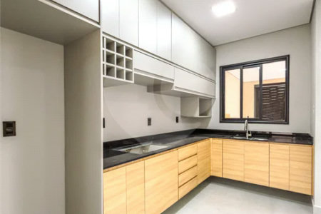 Indaiatuba - Jardim Bom sucesso - Área total: 150m² - Área construída: 115m² - 3 dormitórios sendo 1 suíte com armário planejado;Sala para dois ambientes; Banheiros com box gabinetes e espelhos; Área gourmet com churrasqueira a carvão e móveis planejados; Lavanderia coberta; Ar condicionado na sala