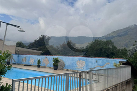 Casa à venda com 5 quartos, sendo 1 suíte, no condomínio Pedra Bonita, Rio de Janeiro - RJ