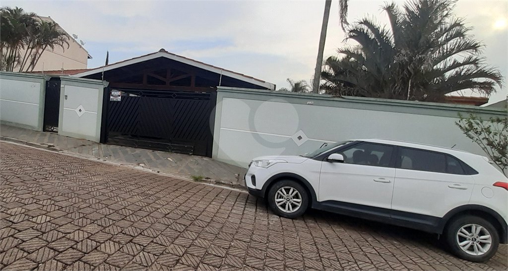 Casa à venda com 5 quartos, sendo 1 suíte, no Centro, Bom Jesus dos Perdões, SP