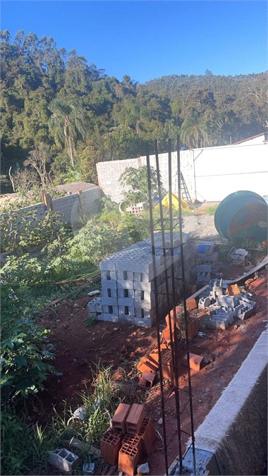 Casa à venda ou para alugar com 3 suítes em Mairiporã, SP