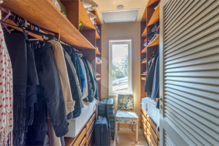 Casa à venda com 6 quartos, sendo 2 suítes, no condomínio Chácara Flora, São Paulo - SP
