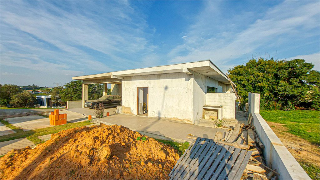 Casa à venda com 3 quartos, sendo 1 suíte, no condomínio Residencial Fazenda Alta Vista, Salto de Pirapora - SP