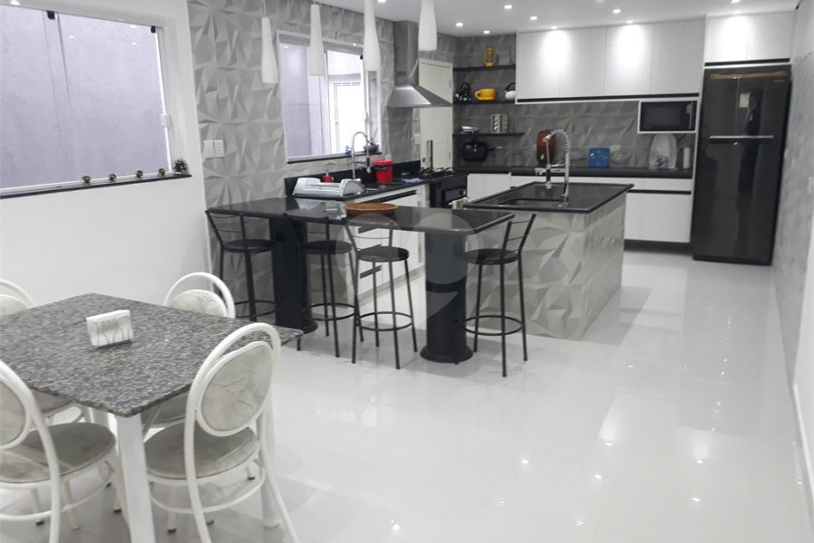 Sobrado à venda com 4 quartos, sendo 1 suíte, em Tremembé, São Paulo, SP