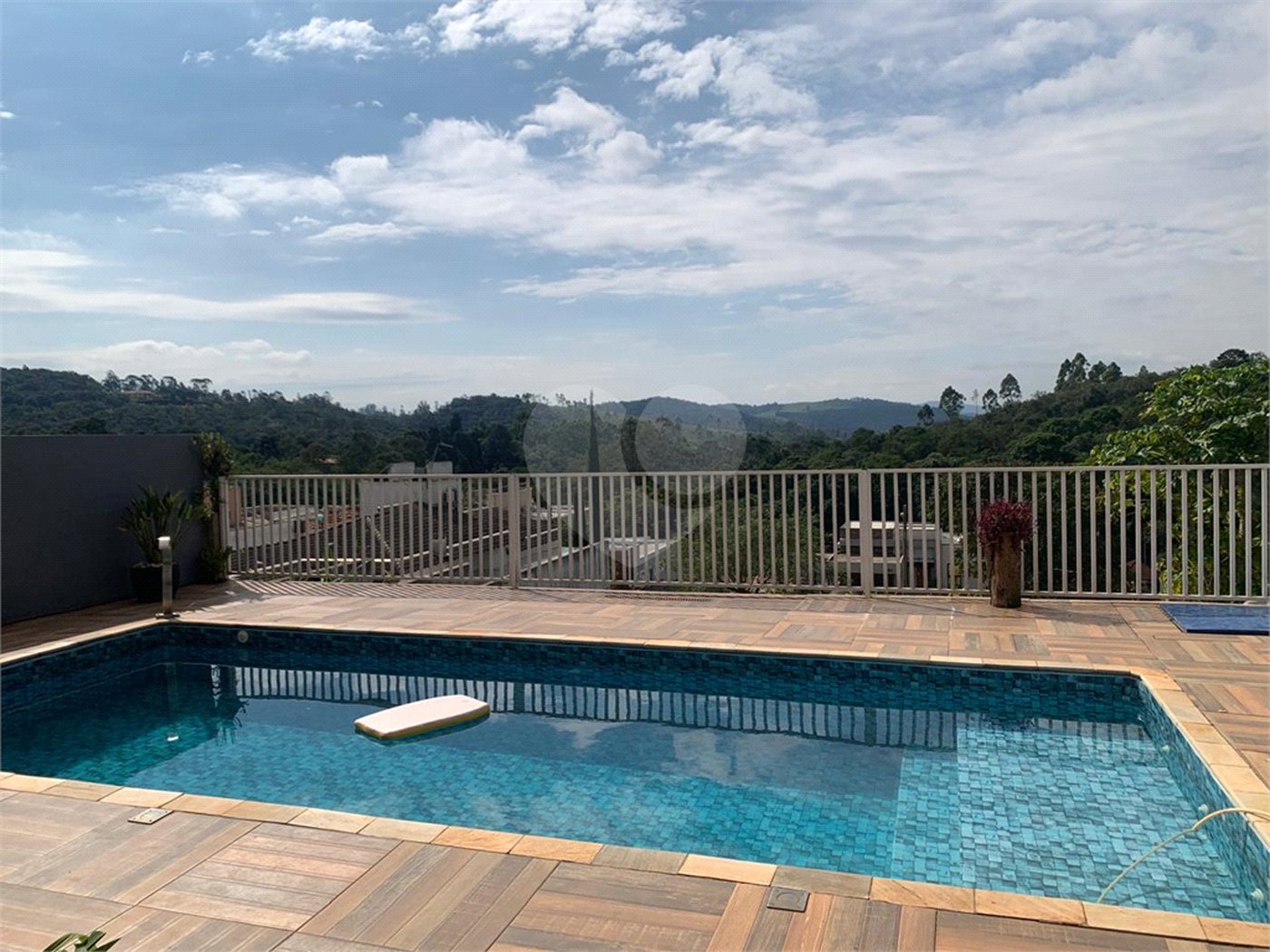 Casa à venda com 3 quartos, sendo 1 suíte, no condomínio Residencial Ponderosa, São Roque - SP
