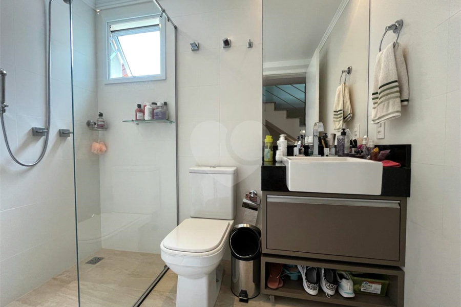 Casa à venda com 4 quartos, sendo 2 suítes, no condomínio Floradas da Serra, São Paulo - SP
