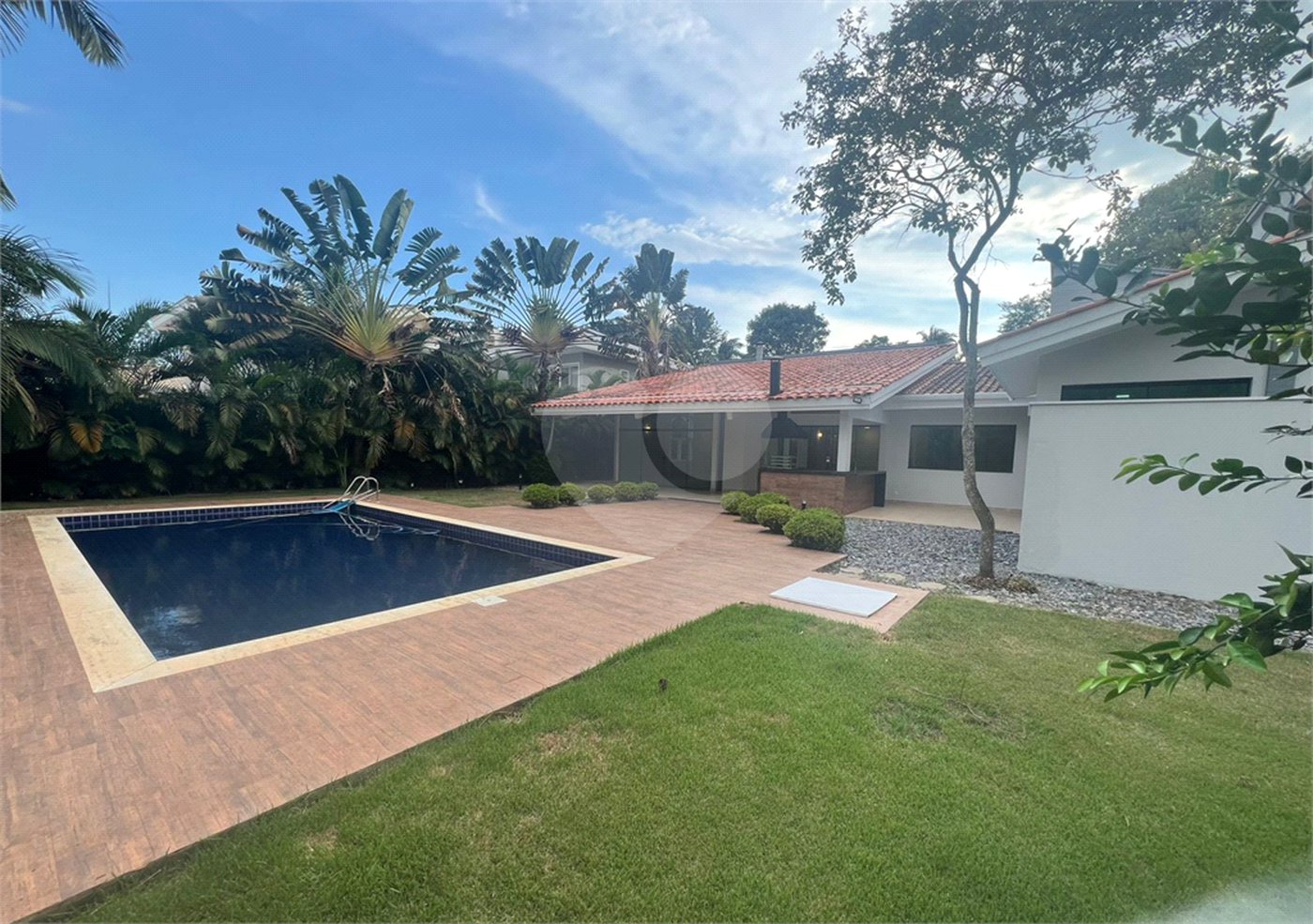 Casa à venda ou para alugar com 4 quartos, sendo 2 suítes, no condomínio Lago Azul, Araçoiaba da Serra - SP