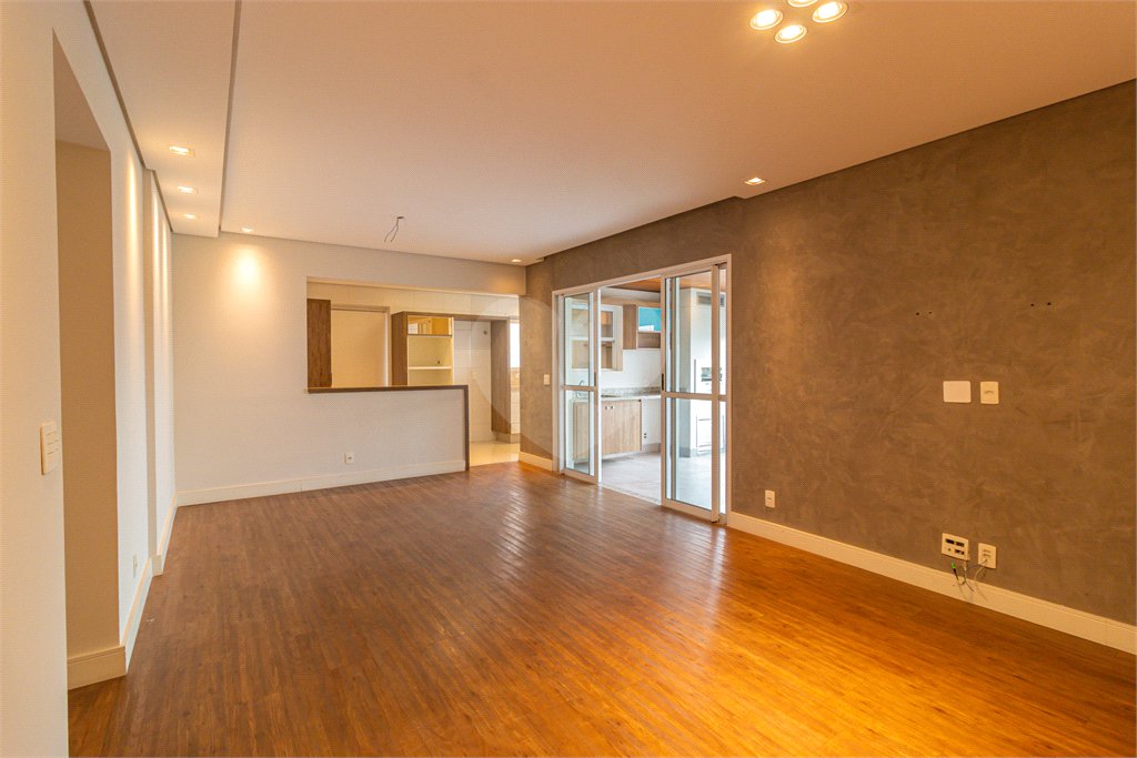 Apartamento à venda com 3 quartos, sendo 1 suíte,  em Chácara Santo Antônio, São Paulo, SP