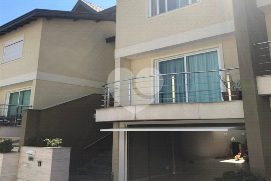 Casa à venda com 3 quartos, sendo 2 suítes, no condomínio Floradas da Serra, São Paulo - SP
