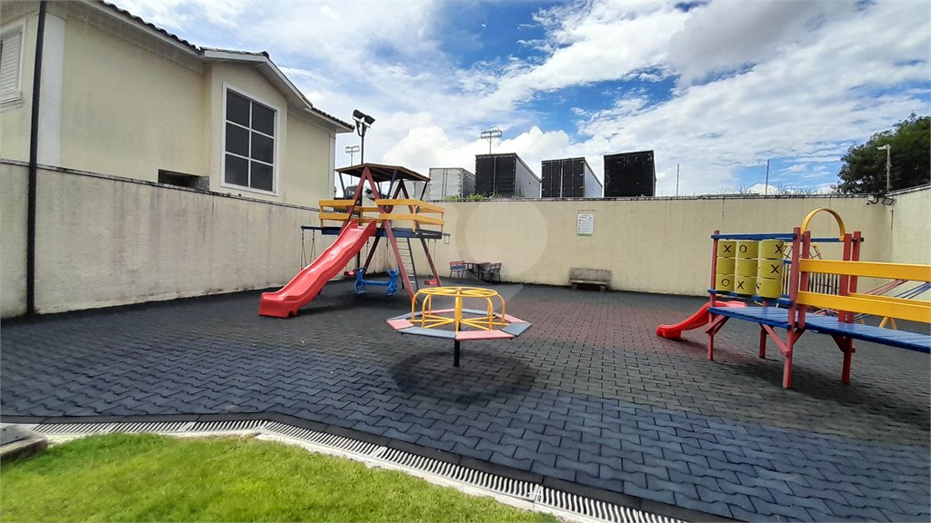 Casa à venda com 3 quartos, sendo 1 suíte, no condomínio Residencial Jardins, São Bernardo do Campo - SP