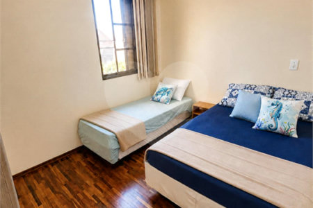 Apartamento á venda no centro com dois dormitórios e sacada.